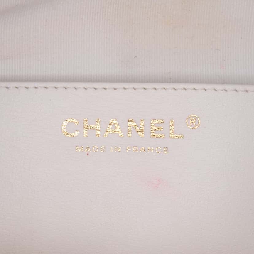 Chanel Lambskin CC in Love Heart Crossbody White Leather Good condition - Box View