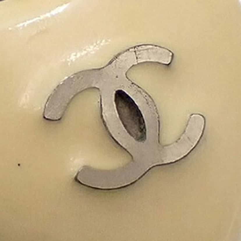 Chanel Resin CC Heart Push Back Earrings White Good condition - Model View