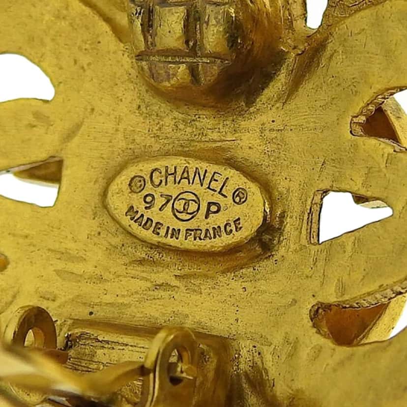 Chanel Gold Plated CC Flower Clip On Earrings Gold Metal Good condition - Model View