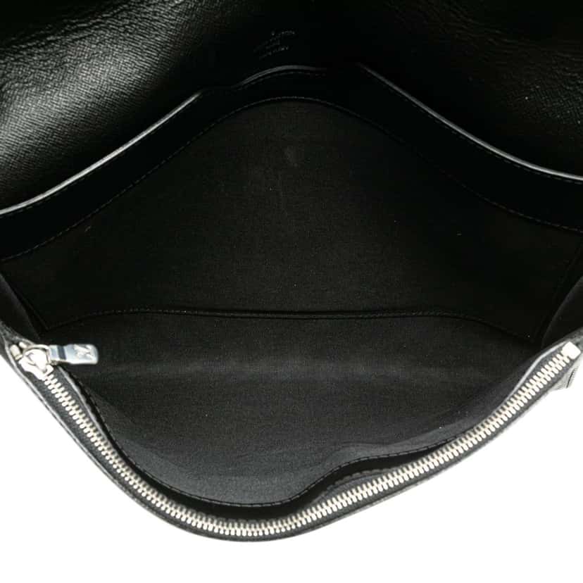 Louis Vuitton Taiga Minuto Black Leather Good condition - Model View