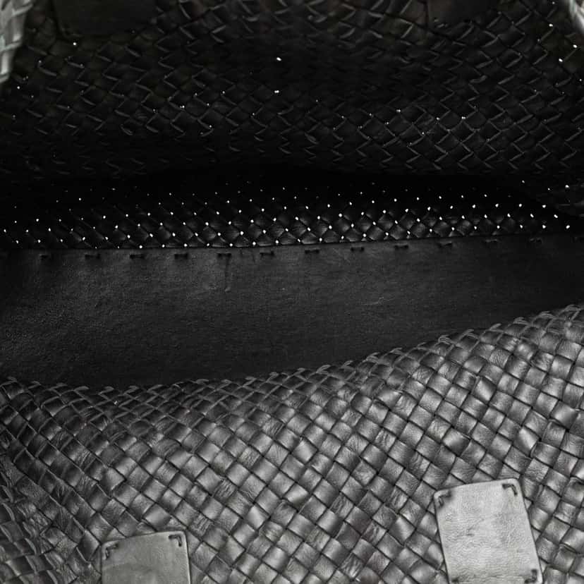 Bottega Veneta Limited Edition Large Lambskin Intreccio Knotted Cabat Tote Black Leather Good condition - Model View