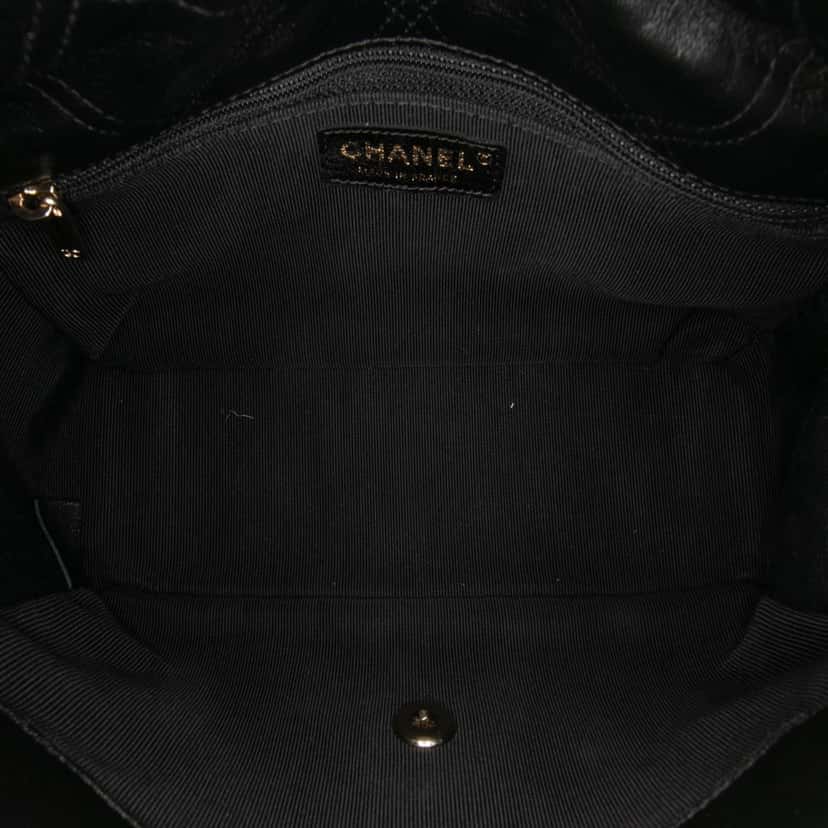 Chanel Medium Quilted Lambskin Pearl Studs Flap Black Leather Good condition - Model View
