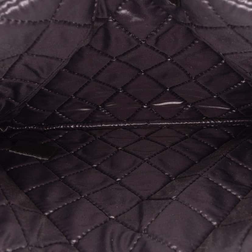 Chanel Medium Quilted Patent O Case Clutch Black Leather Good condition - Model View