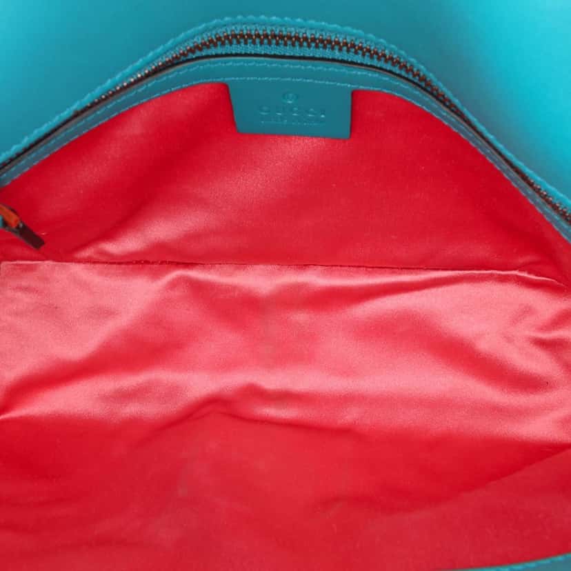 Gucci Small GG Marmont Matelasse Velvet Flap Crossbody Blue Velvet Good condition - Model View