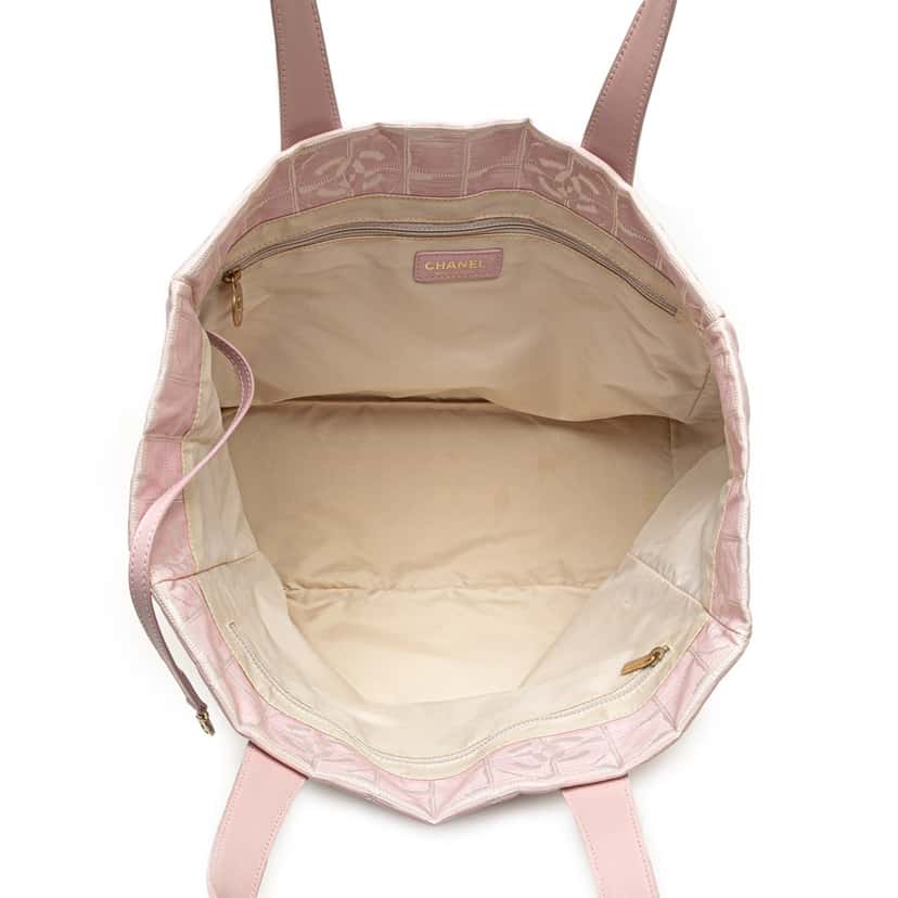 Chanel New Travel Line Nylon Tote Pink Good condition - Model View