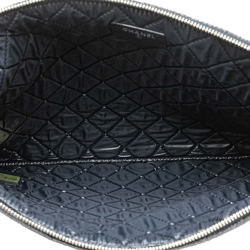 Chanel Large Denim Deauville O Case Clutch Blue Denim Good condition - Model View