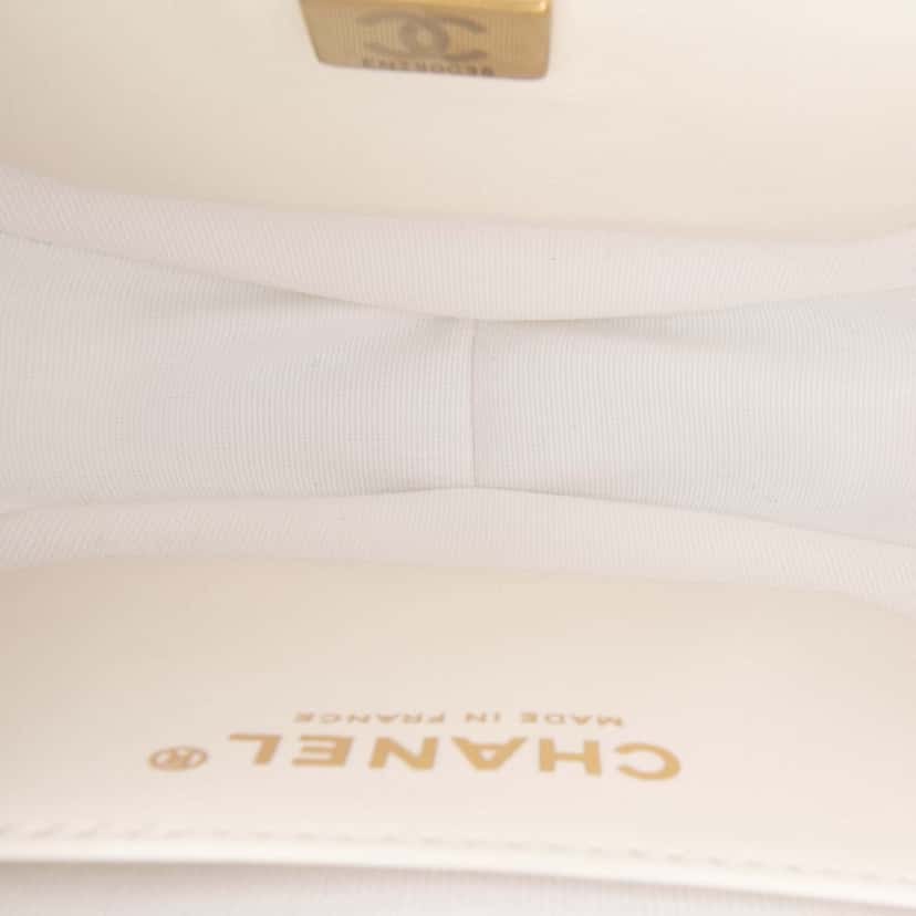 Chanel Lambskin CC in Love Heart Crossbody White Leather Good condition - Model View