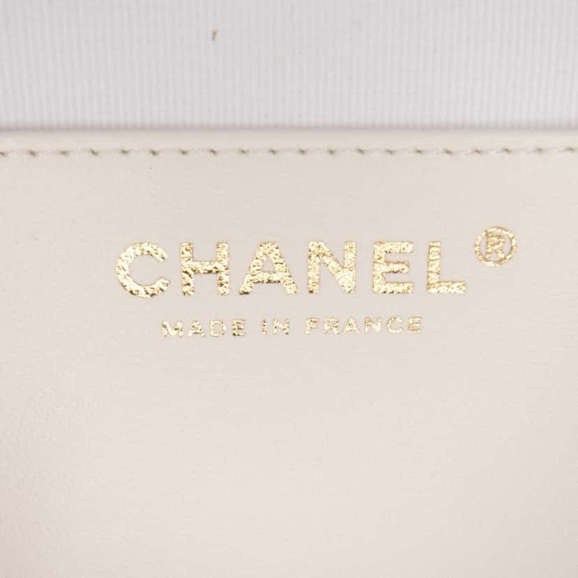 Chanel Lambskin CC in Love Heart Crossbody White Leather Good condition - Box View