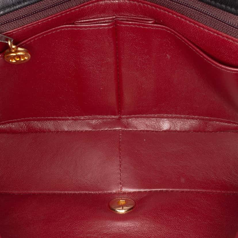 Chanel CC Quilted Lambskin Full Single Flap Black Leather Good condition - Model View