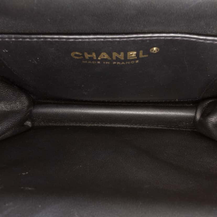 Chanel CC Quilted Patent Frame Flap Black Leather Good condition - Model View
