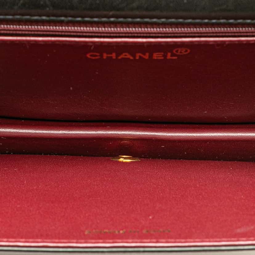 Chanel CC Quilted Lambskin Full Single Flap Black Leather Good condition - Model View