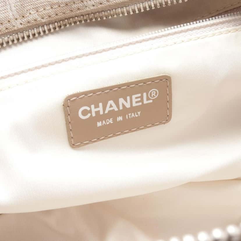 Chanel New Travel Line Nylon Handbag Brown Good condition - Model View
