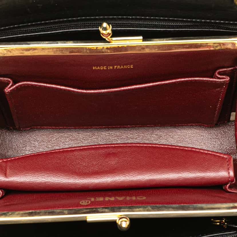 Chanel CC Chevron Lambskin Frame Chain Shoulder Bag Black Leather Good condition - Model View