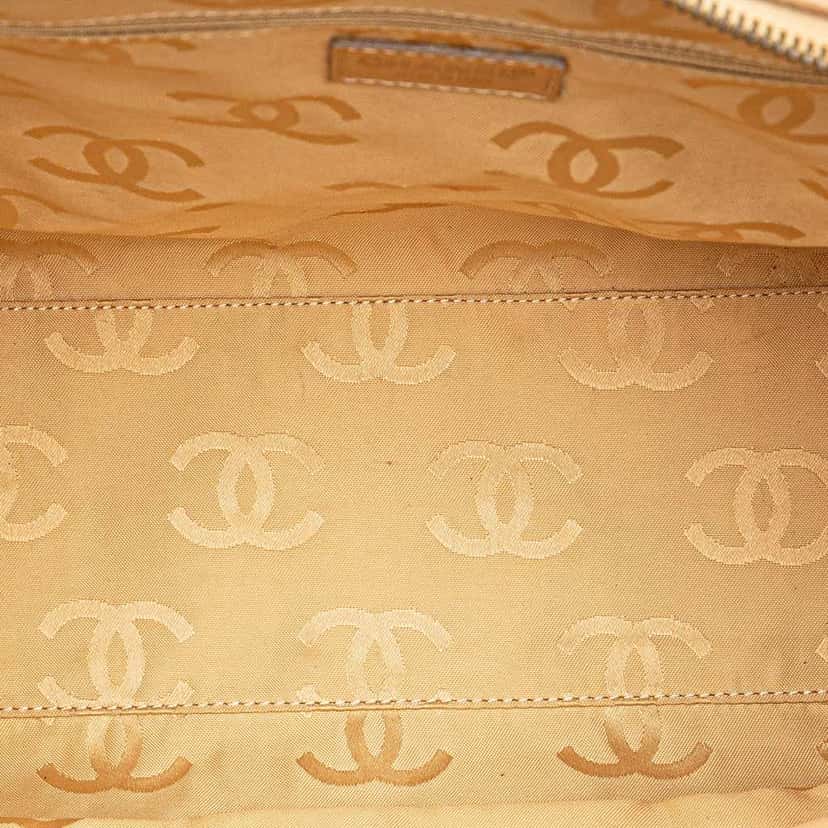 Chanel CC Lambskin Wild Stitch Handbag Brown Leather Good condition - Model View