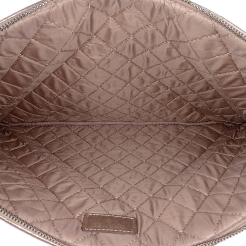 Chanel Large Quilted Metallic Lambskin O Case Clutch Gold Leather Good condition - Model View