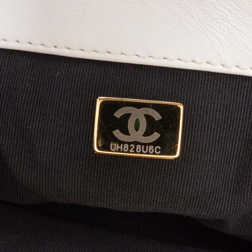 Chanel Medium Lambskin 19 Flap White Leather Good condition - Box View