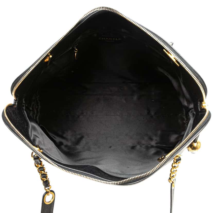Chanel CC Caviar Chain Tote Black Leather Good condition - Model View