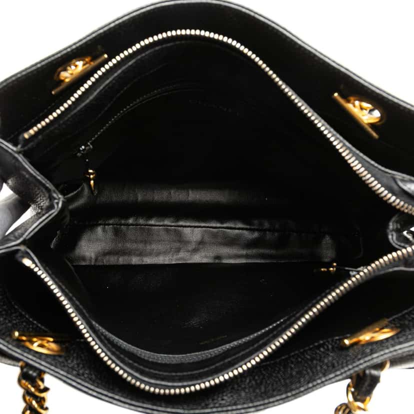 Chanel CC Caviar Shoulder Bag Black Leather Good condition - Model View