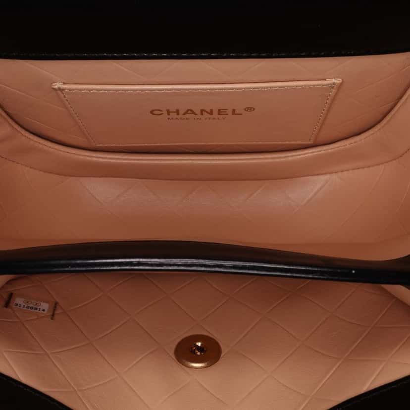 Chanel CC Quilted Calfskin Round Moon Messenger Flap Black Leather Good condition - Model View