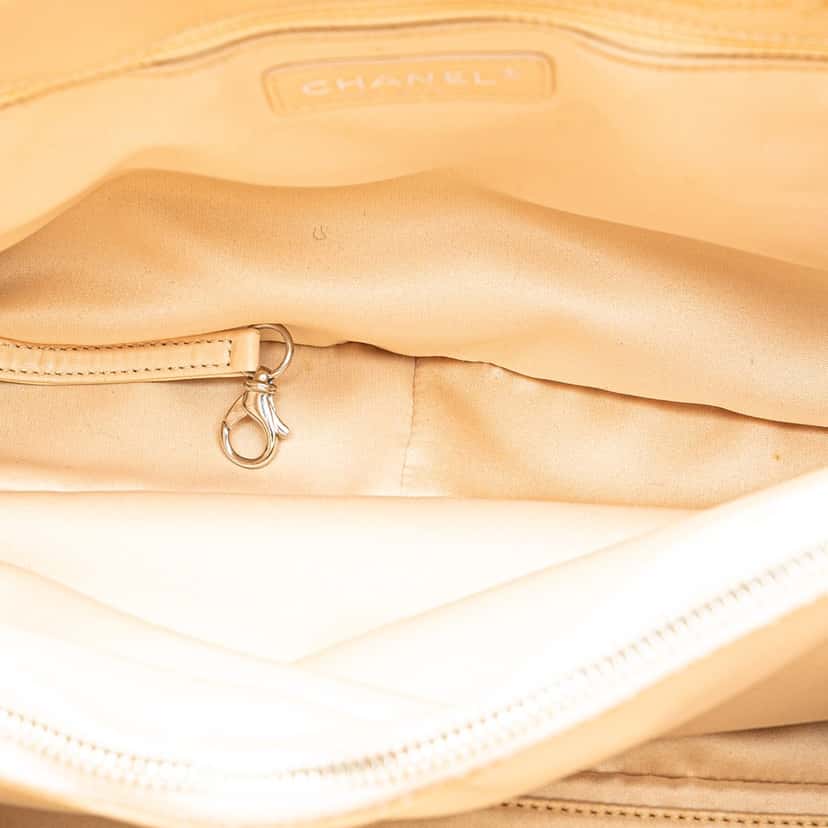 Chanel Caviar Grand Shopping Tote Brown Leather Good condition - Model View