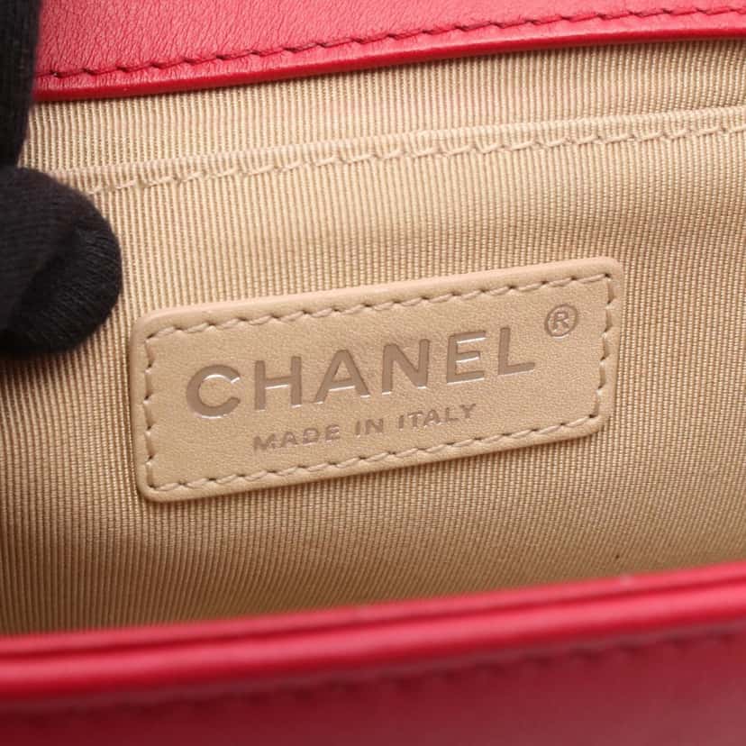 Chanel Old Medium Quilted Lambskin Boy Flap Red Leather Good condition - Model View