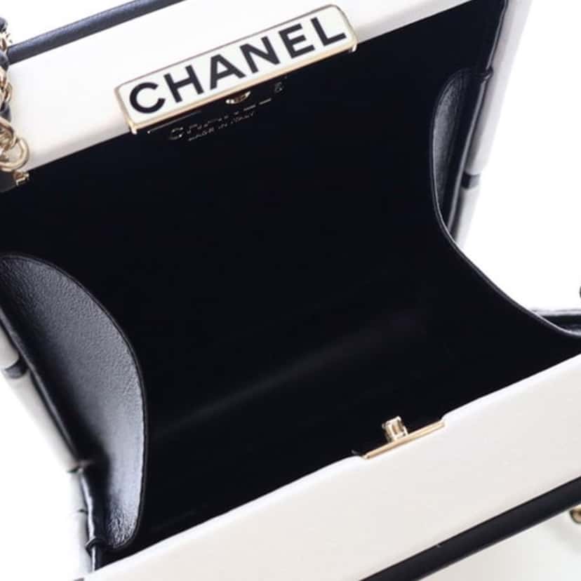 Chanel Calfskin Chanel No.5 Perfume Box Evening Clutch White Leather Good condition - Model View