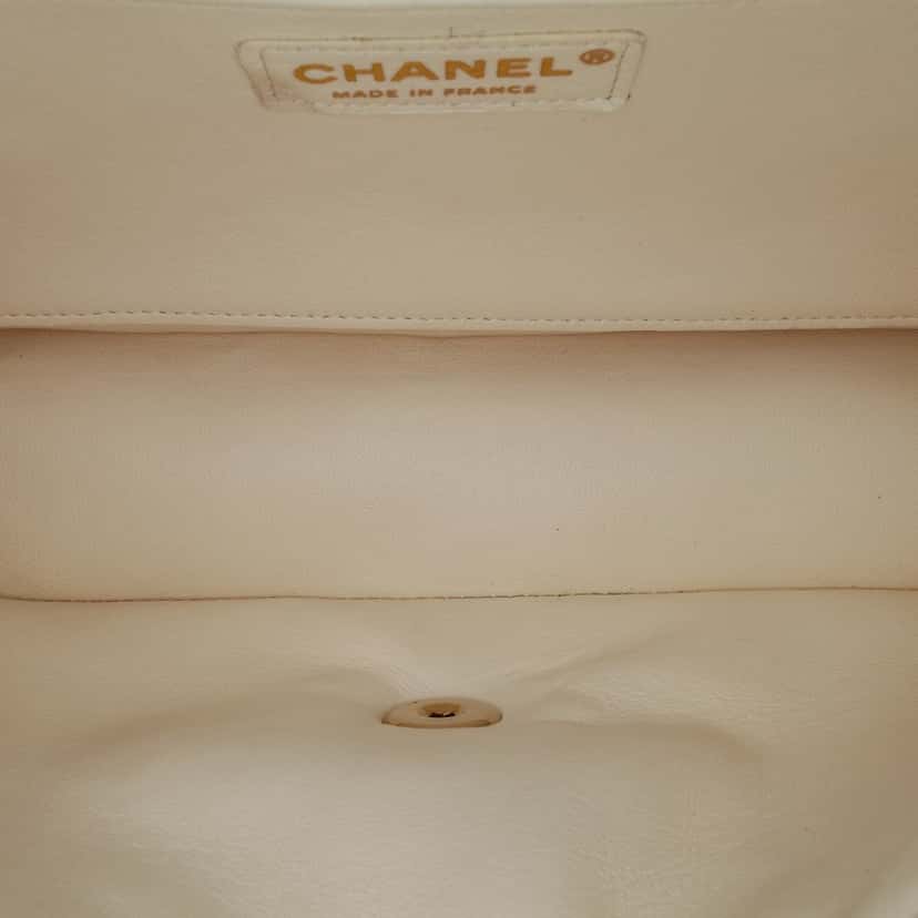 Chanel Medium Calfskin and Wool Knit Single Flap White Wool Good condition - Model View