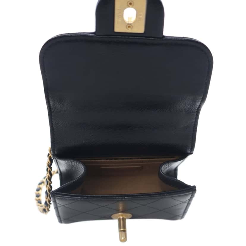 Chanel Mini Goatskin Chic Pearls Clutch On Chain Black Leather Good condition - Model View