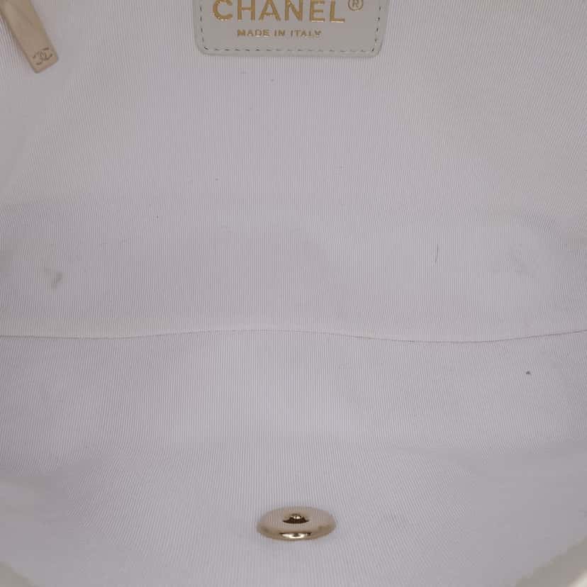 Chanel Medium Stitched Calfskin Covered CC Flap White Leather Good condition - Model View