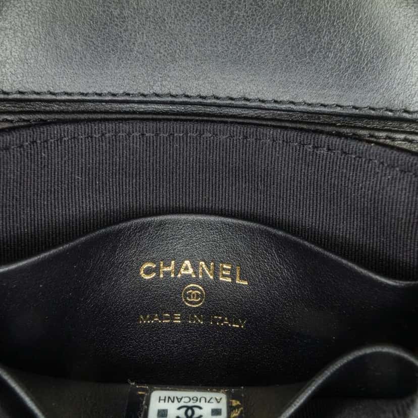 Chanel Mini CC Quilted Patent Leather Top Handle Clutch with Chain Black Leather Good condition - Box View