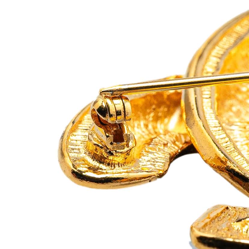 Chanel Gold Plated CC Quilted Brooch Gold Metal Good condition - Model View