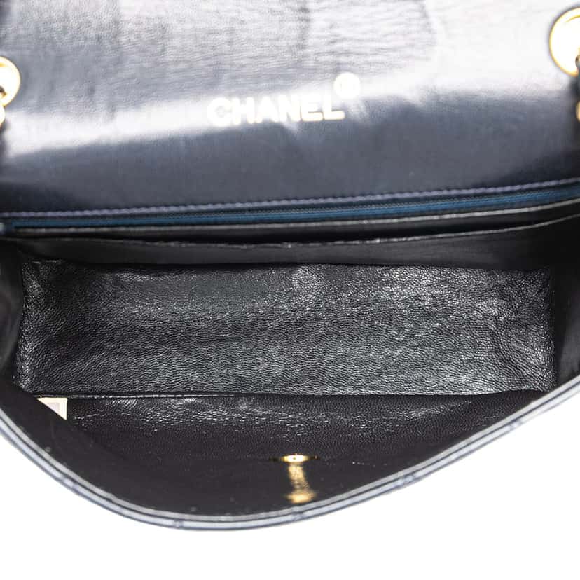 Chanel CC Quilted Lambskin Round Flap Blue Leather Good condition - Model View