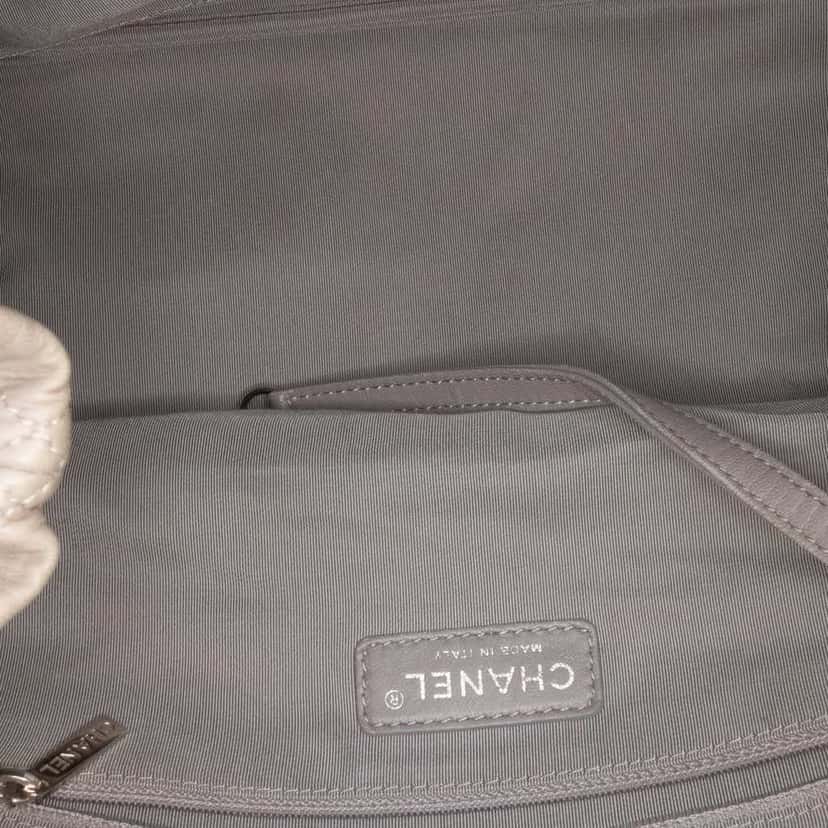 Chanel CC Quilted Glazed Calfskin Portobello Tote Black Leather Good condition - Model View