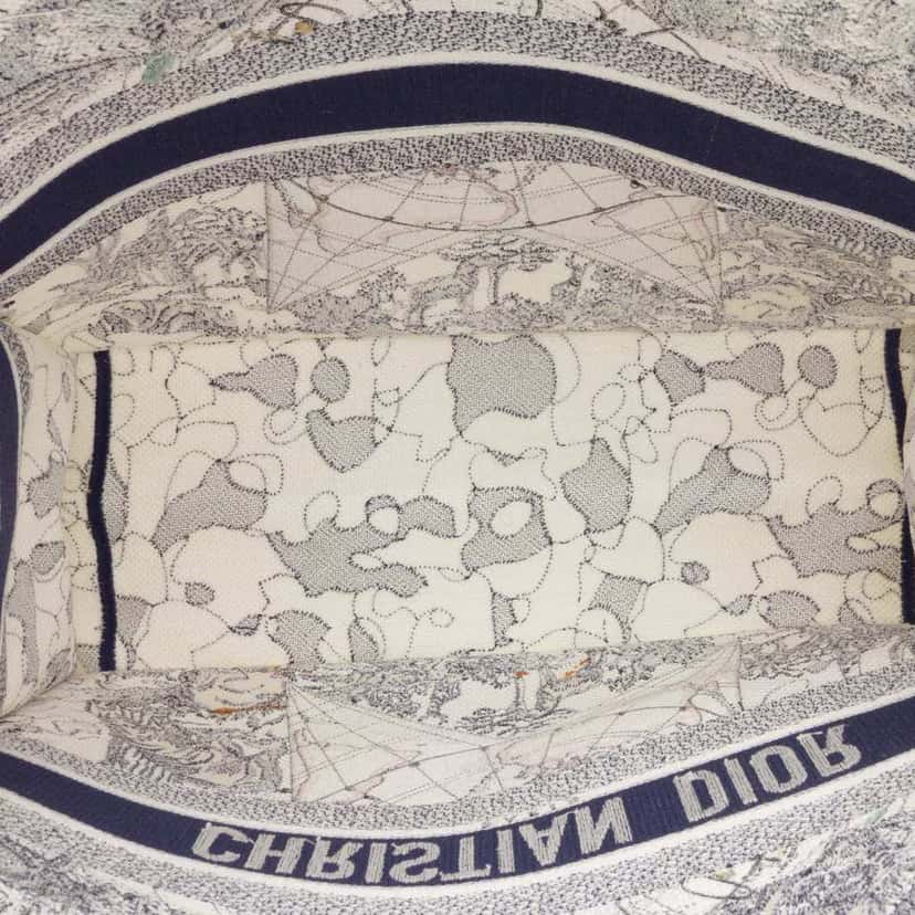 Dior Large Canvas Embroidered Around The World Book Tote White Canvas Good condition - Model View