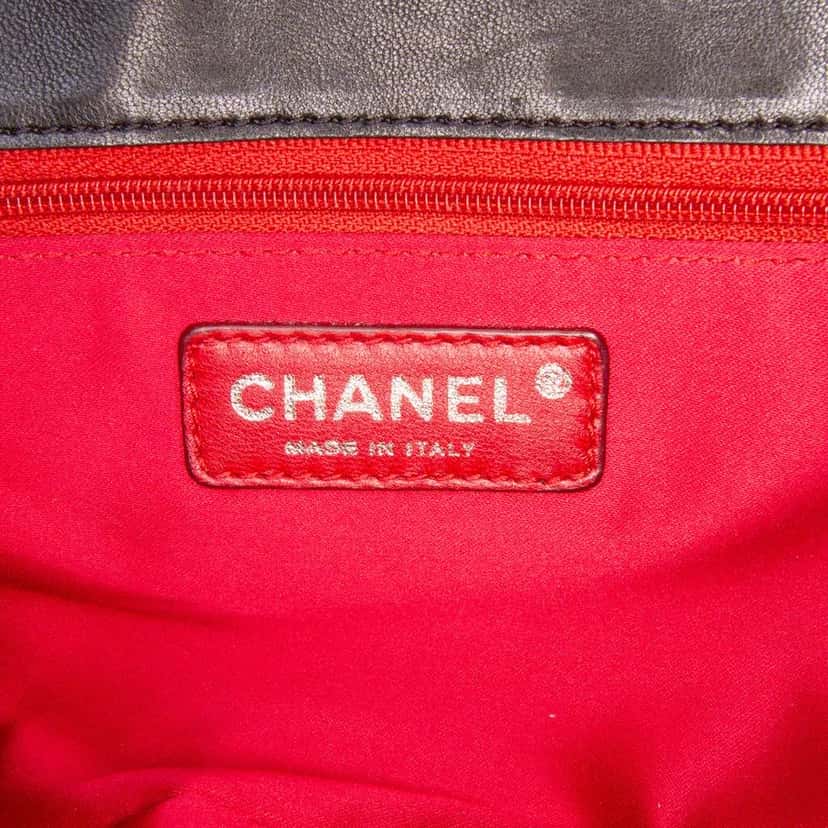 Chanel Lambskin and Tweed Camellia Petals Flap Black Leather Good condition - Box View
