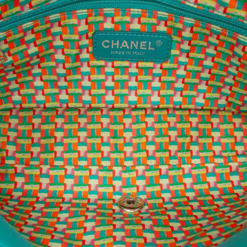 Chanel Paris-Seoul Medium Lambskin Coco Rain Flap Green Leather Good condition - Model View