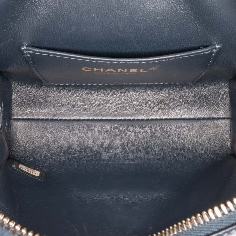Chanel Small CC Chevron Calfskin Medal Flap Blue Leather Good condition - Model View