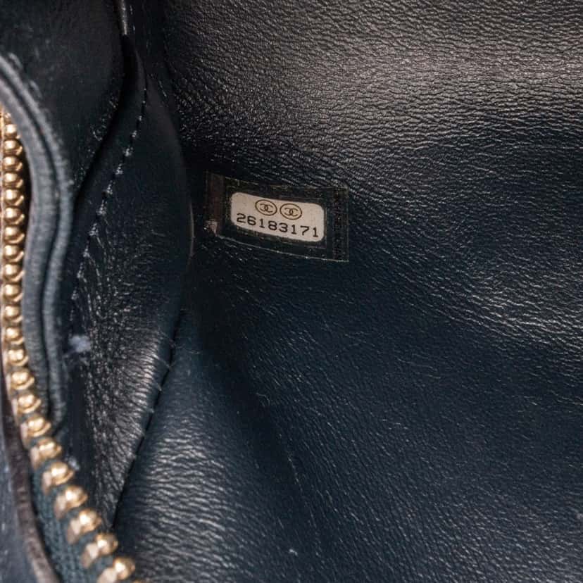 Chanel Small CC Chevron Calfskin Medal Flap Blue Leather Good condition - Box View
