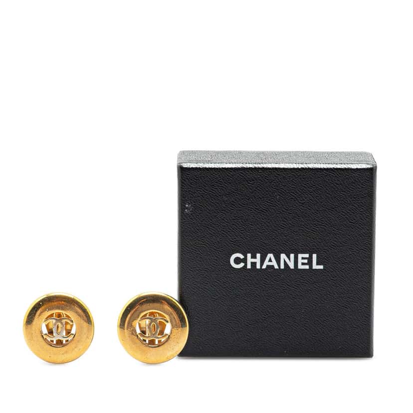 Chanel Gold Plated CC Round Clip on Earrings Gold Metal Good condition - Model View