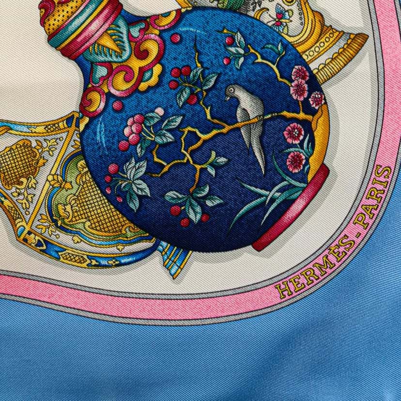 Hermès Qu Importe Le Flacon Silk Scarf White Silk Good condition - Inside View