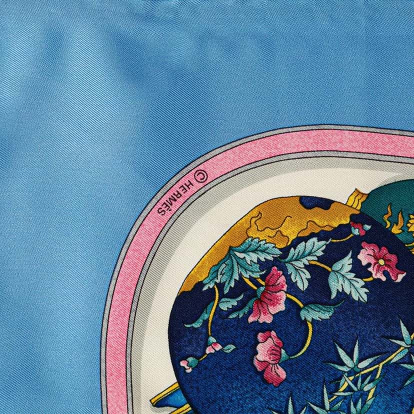 Hermès Qu Importe Le Flacon Silk Scarf White Silk Good condition - Model View