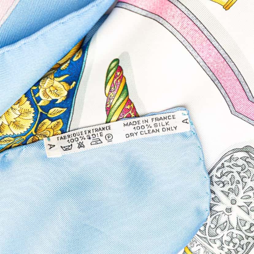 Hermès Qu Importe Le Flacon Silk Scarf White Silk Good condition - Box View