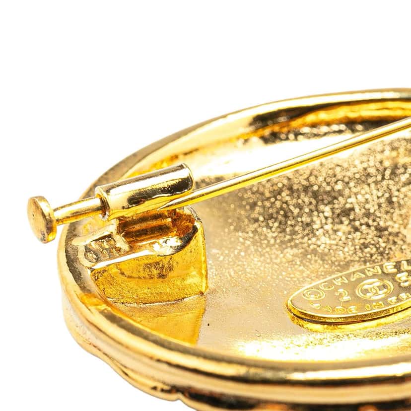 Chanel Gold Plated CC Quilted Round Brooch Gold Metal Good condition - Model View