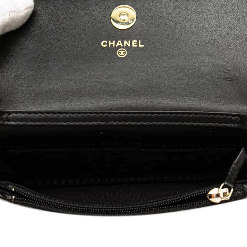 Chanel Quilted Calfskin Maxi Pearls Clutch With Chain Black Leather Good condition - Model View