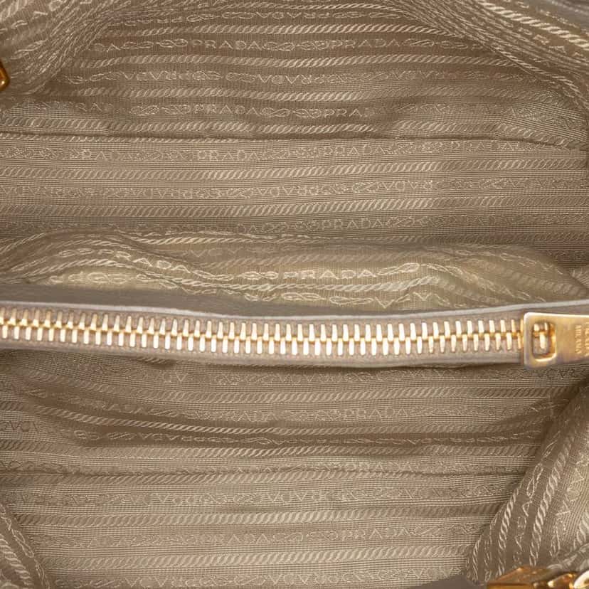 Prada Vitello Daino Open Convertible Tote Grey Leather Good condition - Model View