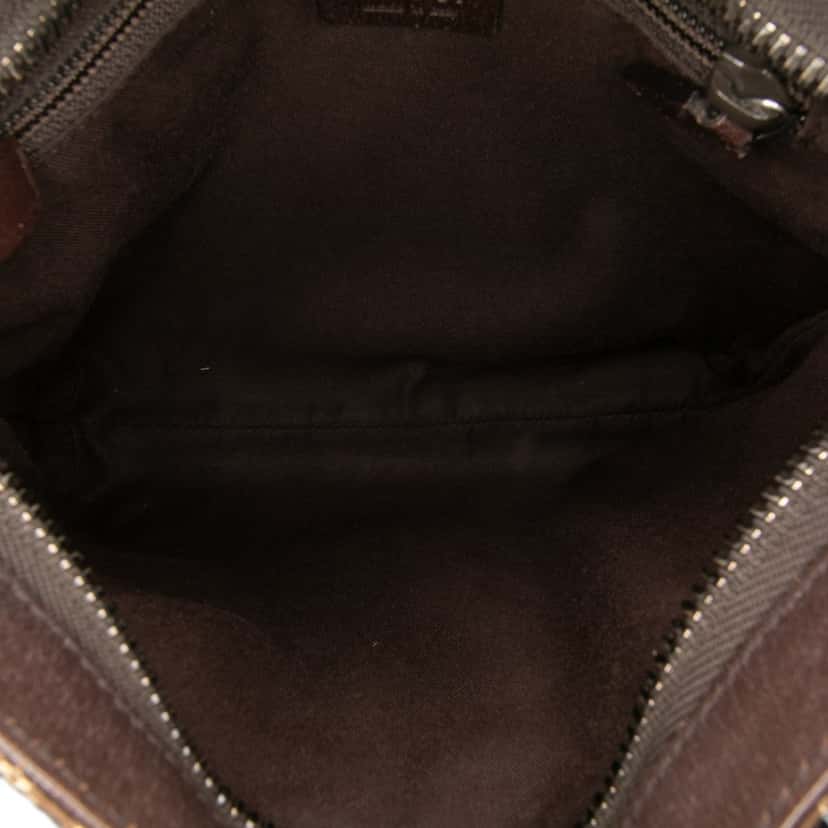 Gucci GG Canvas Crossbody Brown Canvas Good condition - Model View