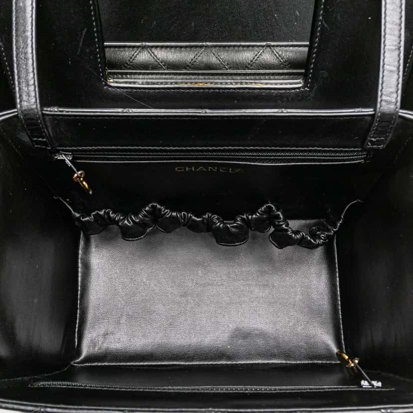 Chanel CC Stitched Calfskin Turnlock Vanity Case Black Leather Good condition - Model View