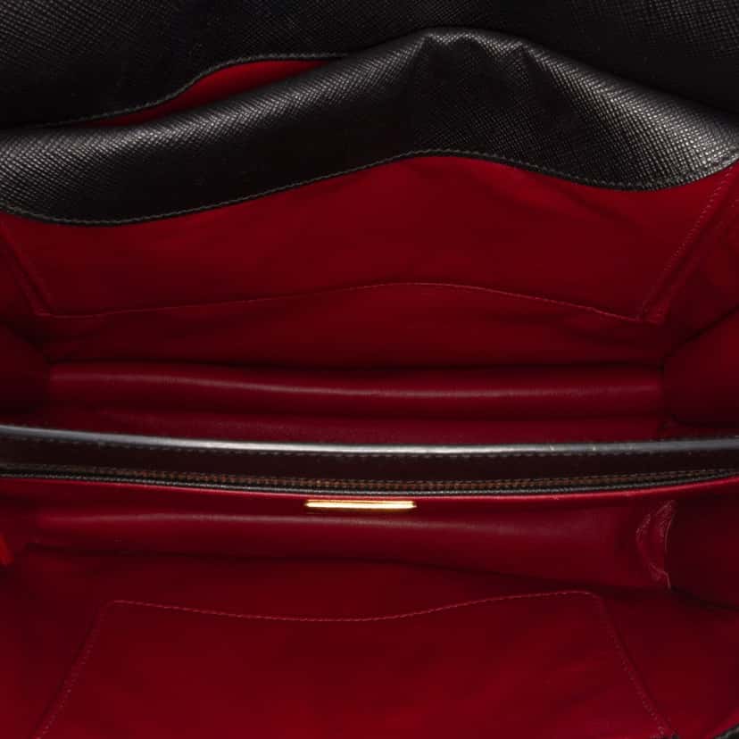 Prada Saffiano Turnlock Handbag Black Leather Good condition - Model View