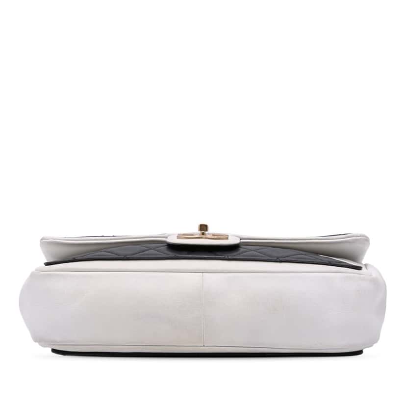 Chanel Medium Bicolor Calfskin Graphic Flap Black Leather Good condition - Inside View