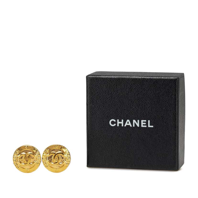 Chanel Gold Plated CC Round Clip On Earrings Gold Metal Good condition - Model View